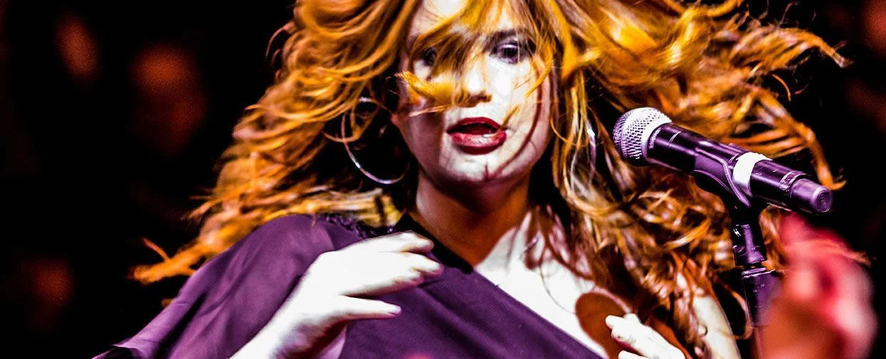 Rebeca Rods cantando en directo